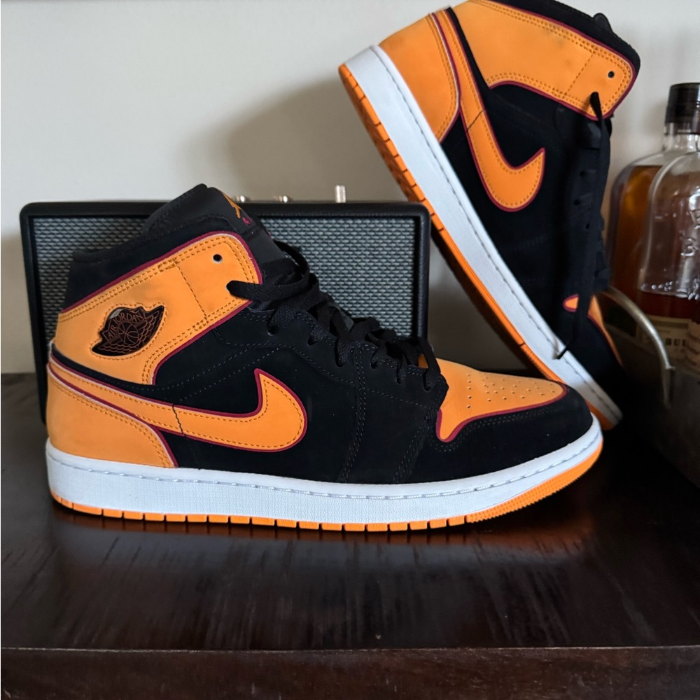 Jordan Men's Black and Yellow Sneakers